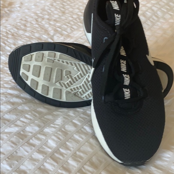 Black and White Nike tennis shoes 6.5 - Picture 6 of 7